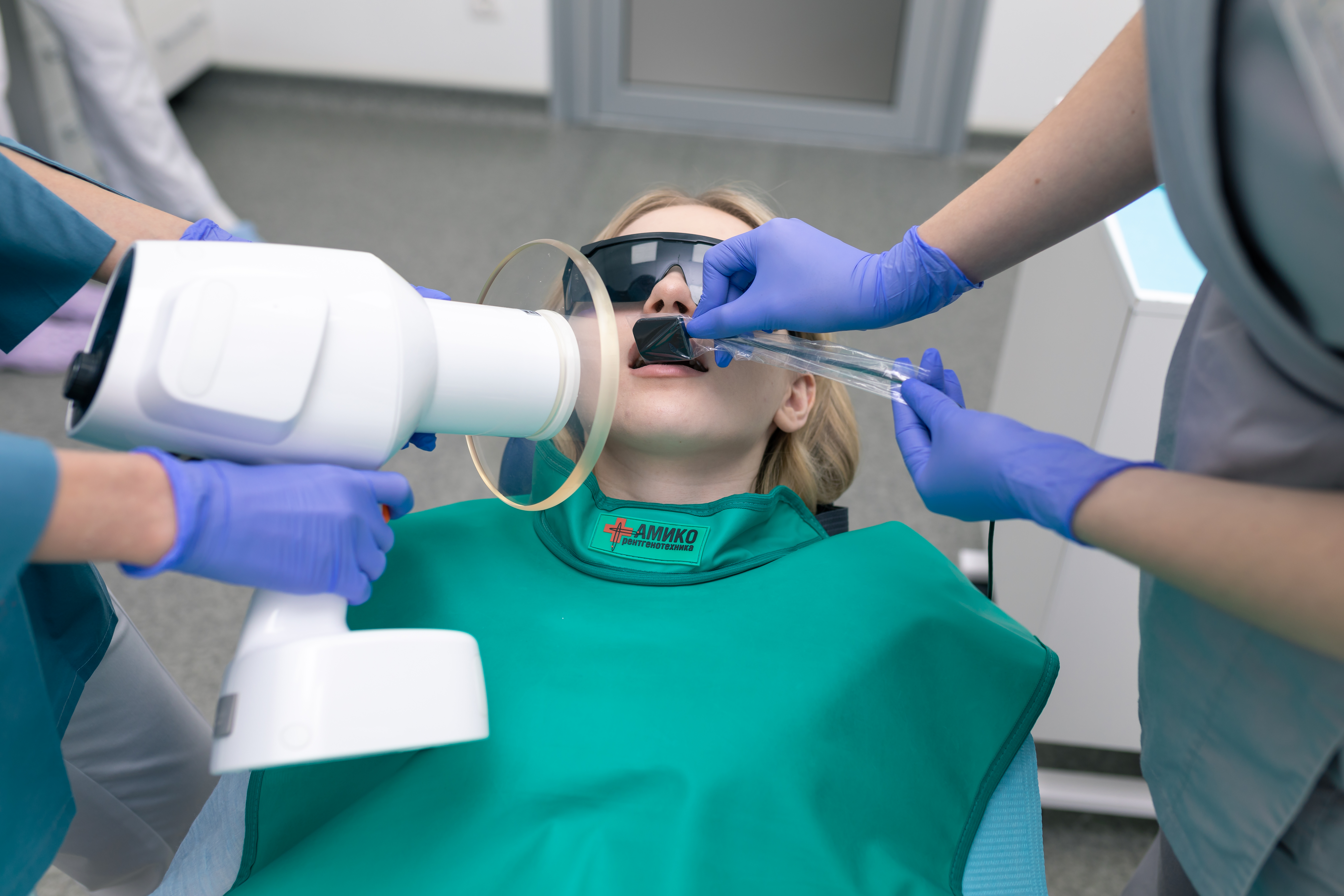 Лечение зубов. Установка пломбы перед брекетами.